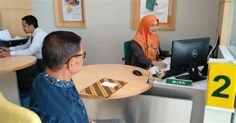 Layanan Nasabah Bank Petugas layanan nasabah di bank