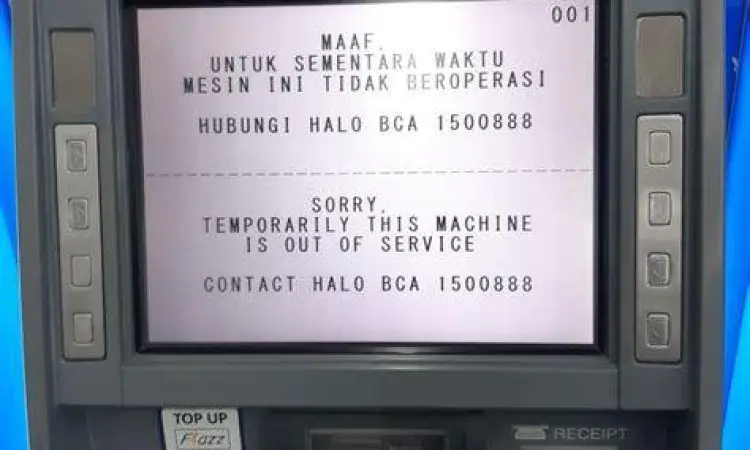 Transaksi di ATM BCA Nasabah melakukan transaksi di mesin ATM BCA