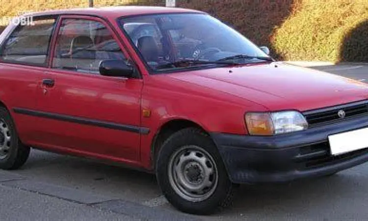 Mobil Toyota Starlet Kapsul warna perak