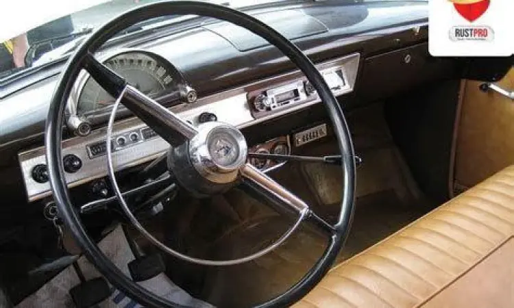 Interior mobil tua yang terawat dan bersih