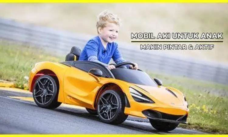 Anak kecil bermain mobil aki elektrik di halaman rumah