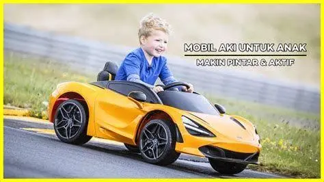 Anak Bermain Mobil Aki Anak kecil bermain mobil aki elektrik di halaman rumah