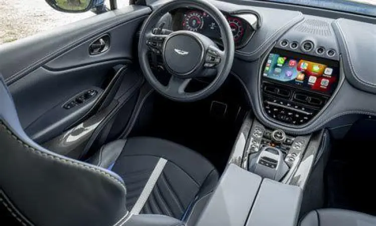 Interior mewah Aston Martin DBX707 dengan material premium