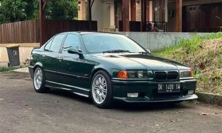 BMW E36 Sedan BMW E36 sedan berwarna hitam di jalan raya
