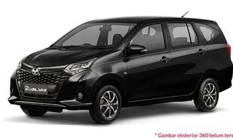 Mobil Toyota Calya warna hitam di jalan raya