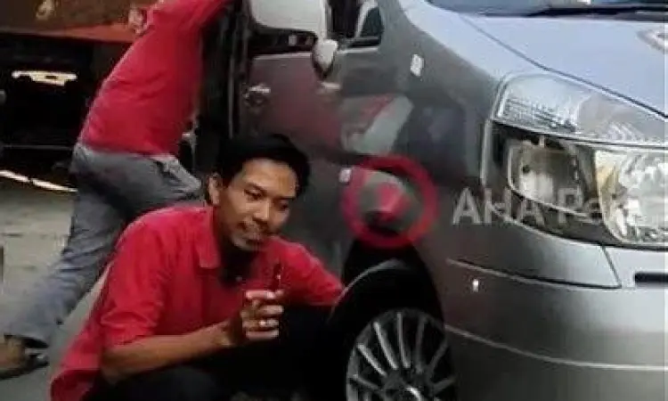 Inspeksi Mobil Bekas Proses inspeksi kaki-kaki mobil bekas di bengkel