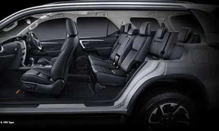 Interior mewah Toyota Fortuner 2022 dengan head unit besar