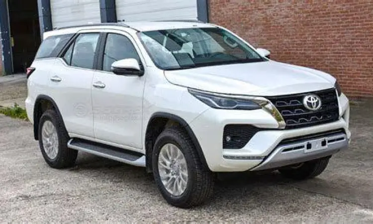 Toyota Fortuner 2022 berwarna putih di jalan raya