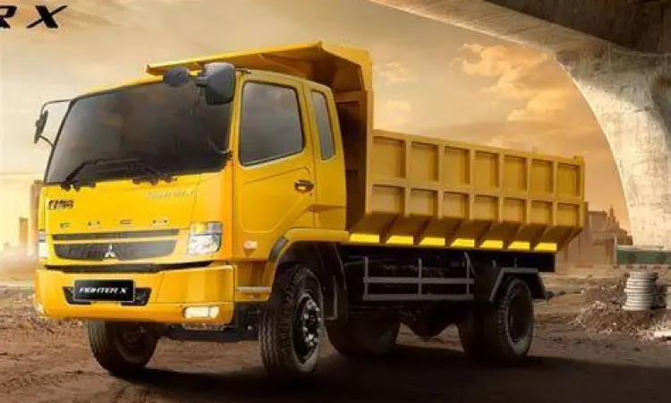 Fuso Fighter X varian dump truck di area pertambangan