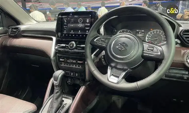 Interior Suzuki Grand Vitara Interior mewah Suzuki Grand Vitara dengan fitur panoramic sunroof