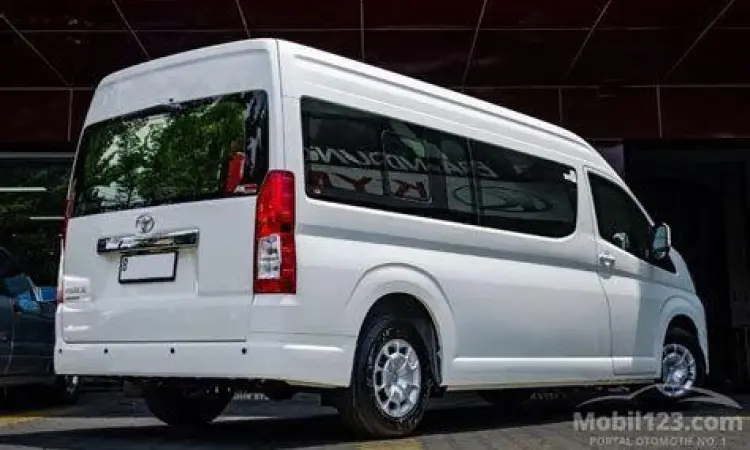 Tampilan eksterior Toyota Hiace Premio bekas warna putih