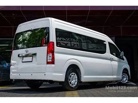Toyota Hiace Premio Bekas Tampilan eksterior Toyota Hiace Premio bekas warna putih