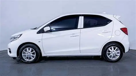 Honda Brio Satya Bekas Honda Brio Satya putih tampak depan