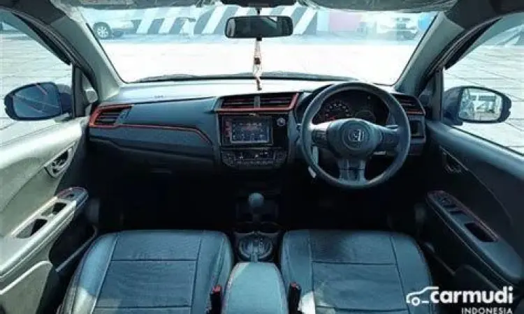 Interior Honda Brio RS dengan head unit touchscreen