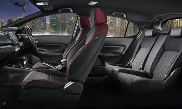 Interior Honda City Hatchback Interior mewah Honda City Hatchback RS dengan aksen merah