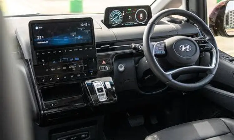 Dashboard Hyundai Staria Dashboard Hyundai Staria dengan layar sentuh lebar