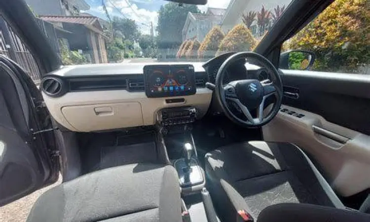 Interior Suzuki Ignis GX bekas dengan head unit touchscreen