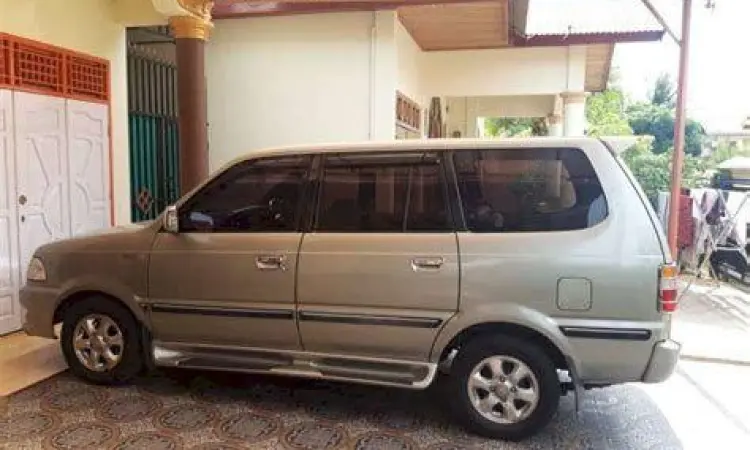 Toyota Kijang Kapsul tipe LGX tampak depan