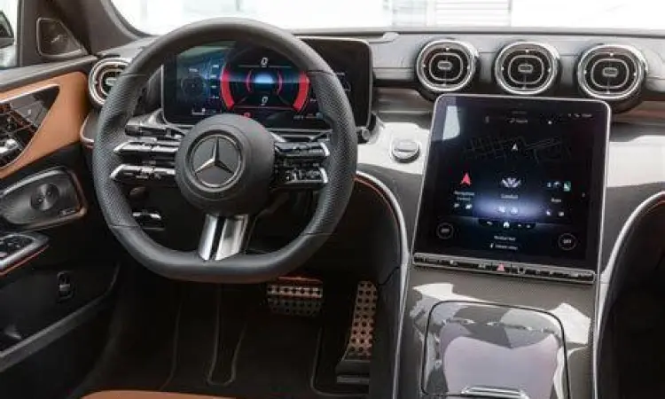 Interior Mercedes Benz C300 Interior mewah Mercedes Benz C300 dengan layar MBUX vertikal