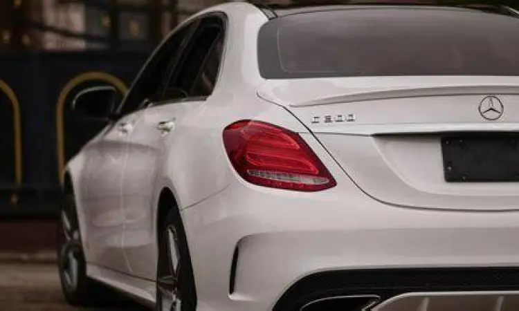 Tampilan belakang Mercedes Benz C300 AMG Line