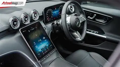 Interior Mercedes-Benz C200 Interior mewah Mercedes-Benz C200 dengan layar MBUX besar