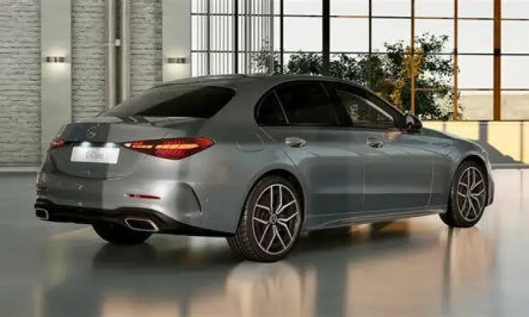 Tampilan samping Mercedes-Benz C200 yang elegan