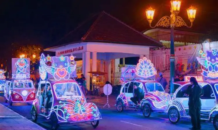 Operasional Malam Hari Mobil odong odong dengan lampu LED di malam hari