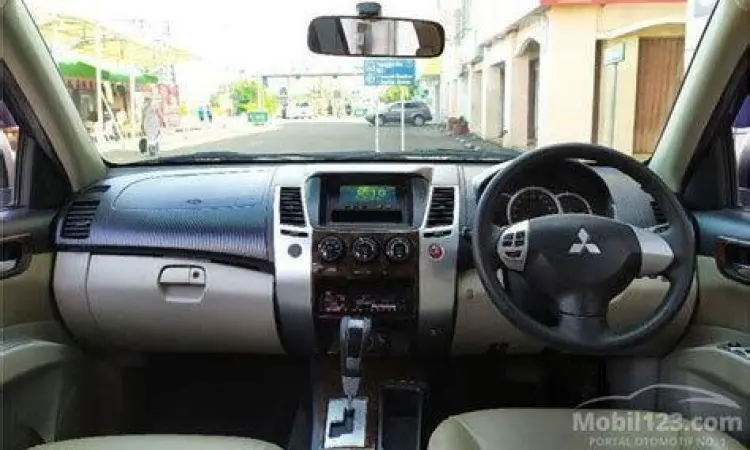 Interior mewah Mitsubishi Pajero Sport bekas tipe Dakar