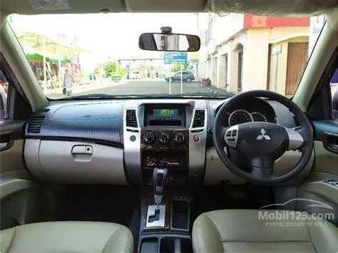 Interior Pajero Sport Bekas Interior mewah Mitsubishi Pajero Sport bekas tipe Dakar