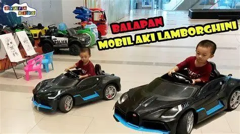 Aktivitas Bermain Mobil Aki Anak bermain mobil aki di area terbuka dengan pengawasan
