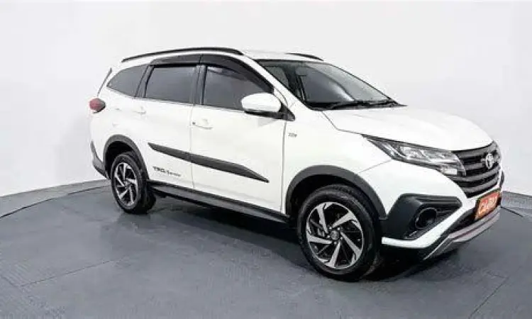 Toyota Rush generasi kedua warna silver di showroom mobil bekas