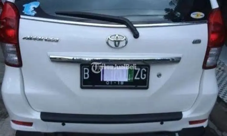 Tampilan eksterior Toyota Avanza bekas warna putih yang terawat