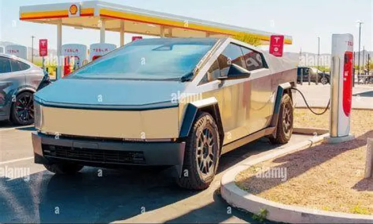 Pengisian Daya Cybertruck Tesla Cybertruck sedang mengisi daya di Supercharger