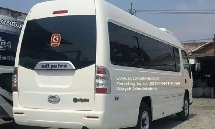 Isuzu Elf Microbus buatan Karoseri Adiputro untuk armada travel