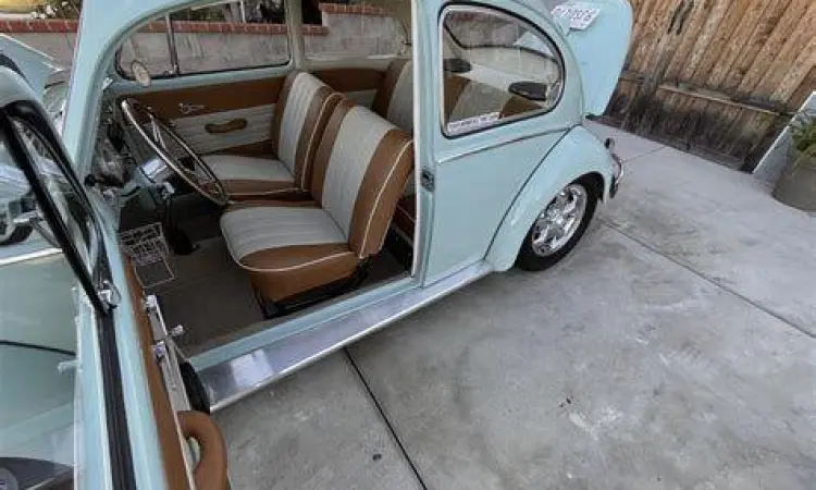 Interior VW Kodok dengan dashboard orisinal