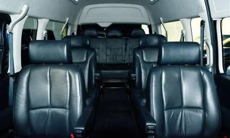 Interior Toyota Hiace Luxury dengan kursi nyaman