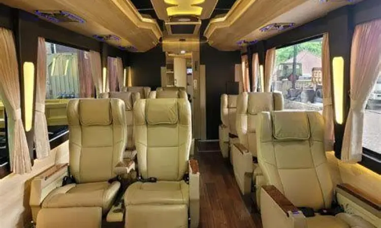 Interior mobil rental yang bersih dan terawat