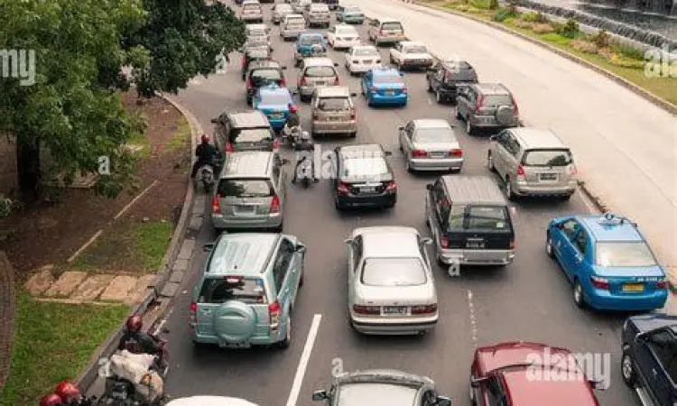 Navigasi Kemacetan Jakarta Pemandangan kemacetan Jakarta dari dalam mobil