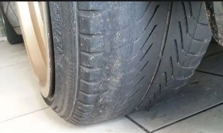 Kondisi ban mobil yang aus tidak merata akibat jarang spooring