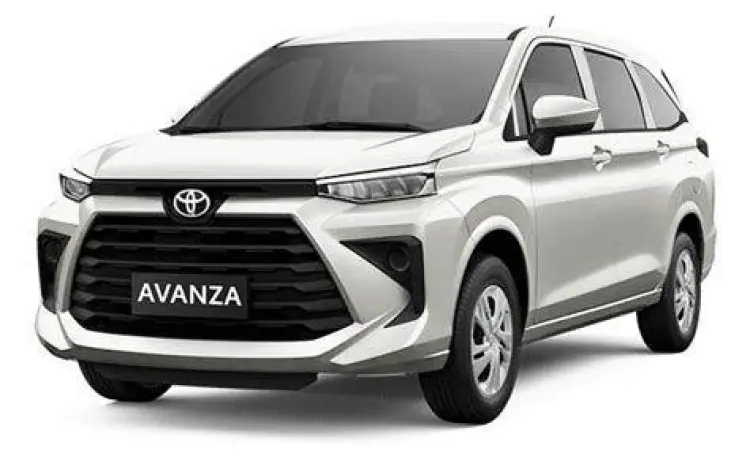 Toyota Avanza Mobil Keluarga Toyota Avanza warna putih sedang dikendarai keluarga di jalan tol