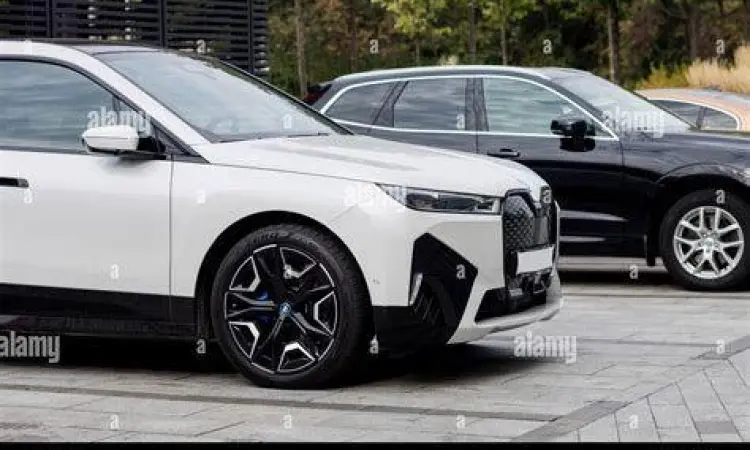 Mobil listrik BMW iX berwarna putih sedang parkir