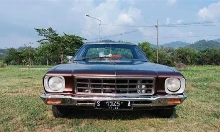 Pengecekan Mesin Mobil Tua Kondisi mesin mobil tua yang bersih dan terawat