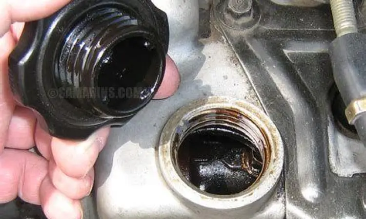 Inspeksi Mesin Mobil Mekanik sedang mengecek mesin mobil bekas