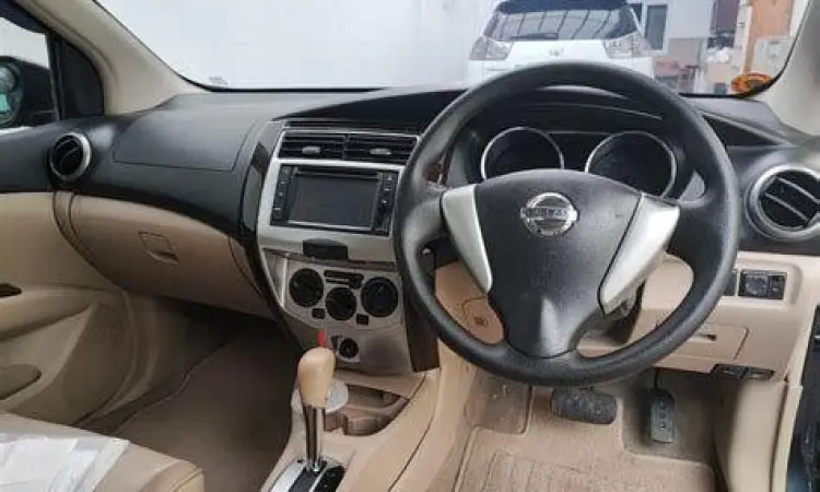Interior nyaman Nissan Grand Livina harga 80 jutaan