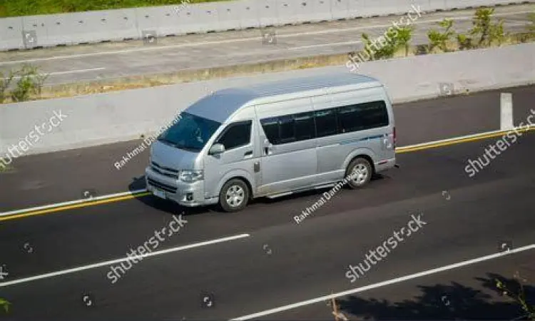 Hiace on Road Unit Toyota Hiace di jalan raya