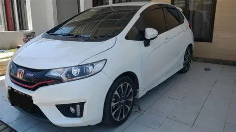 Honda Jazz RS GK5 Honda Jazz RS generasi ketiga warna putih