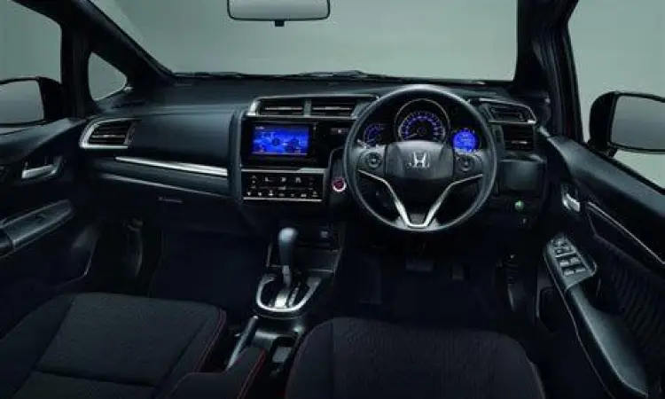 Interior Honda Jazz RS dengan fitur modern