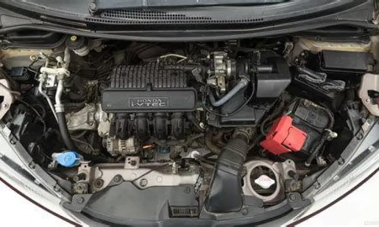 Pengecekan ruang mesin Honda Jazz