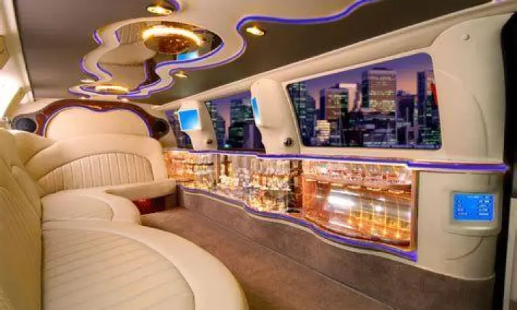 Interior mewah mobil limosin dengan lampu LED