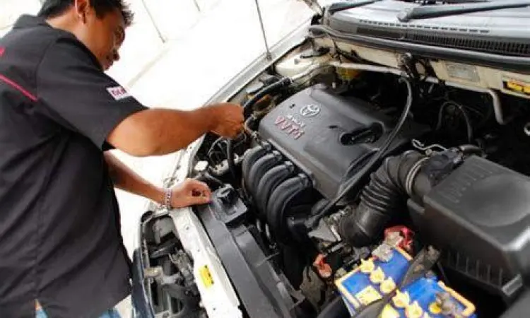 Proses pengecekan mesin mobil bekas harga 30 jutaan